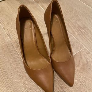Saddle color pointed toe heels
